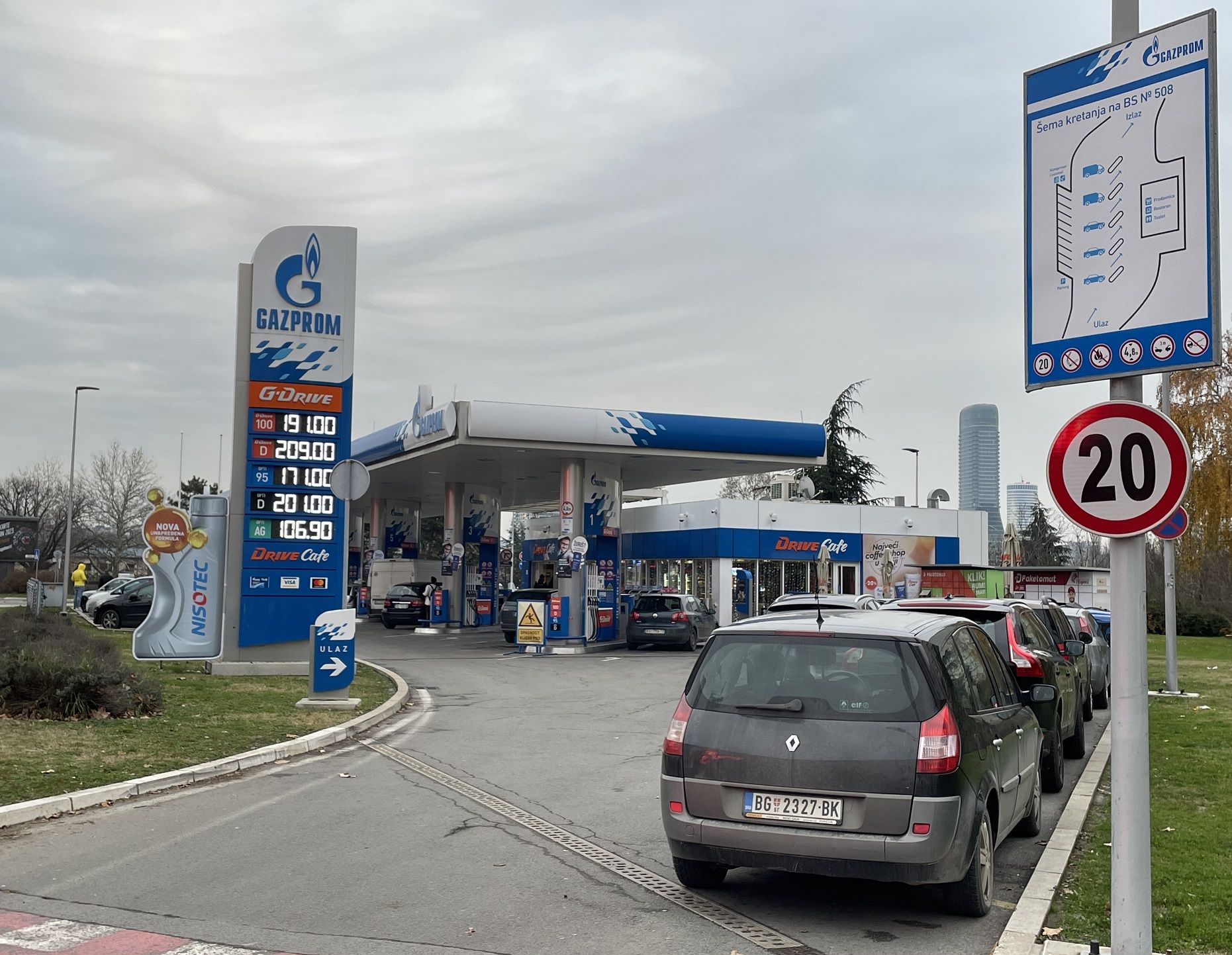 セルビアはロシアとの関係が深く、ロシア系の「ガスプロム」「Gドライブ」といったガソリンスタンドを見かける