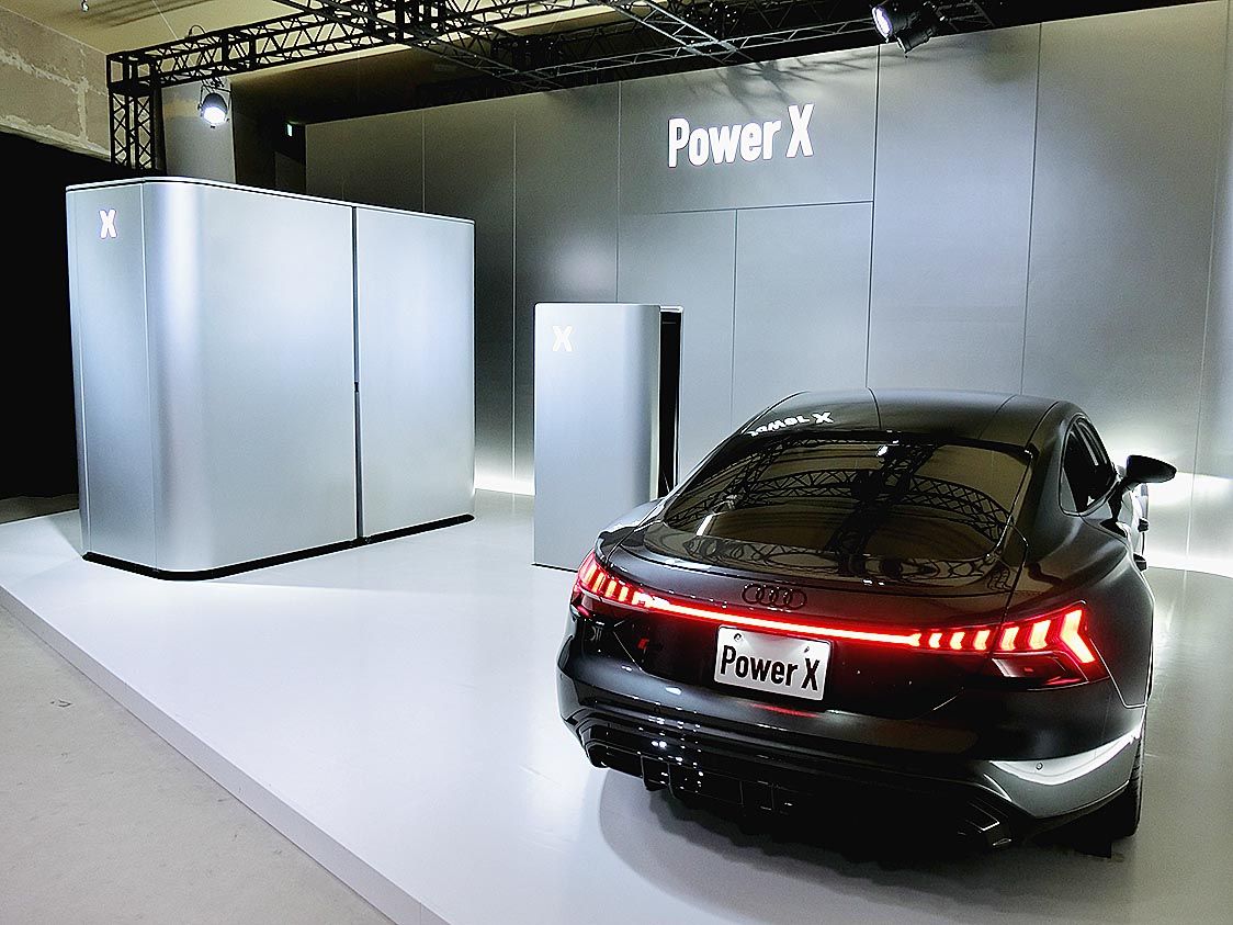 パワーエックスの東京・六本木のショールーム。左側の大きいものが蓄電池で小さいほうが充電器