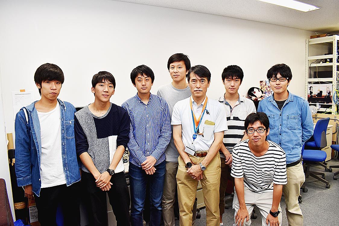 安田研究室のメンバー。学生らは回路設計や制御開発を志し門下に入る