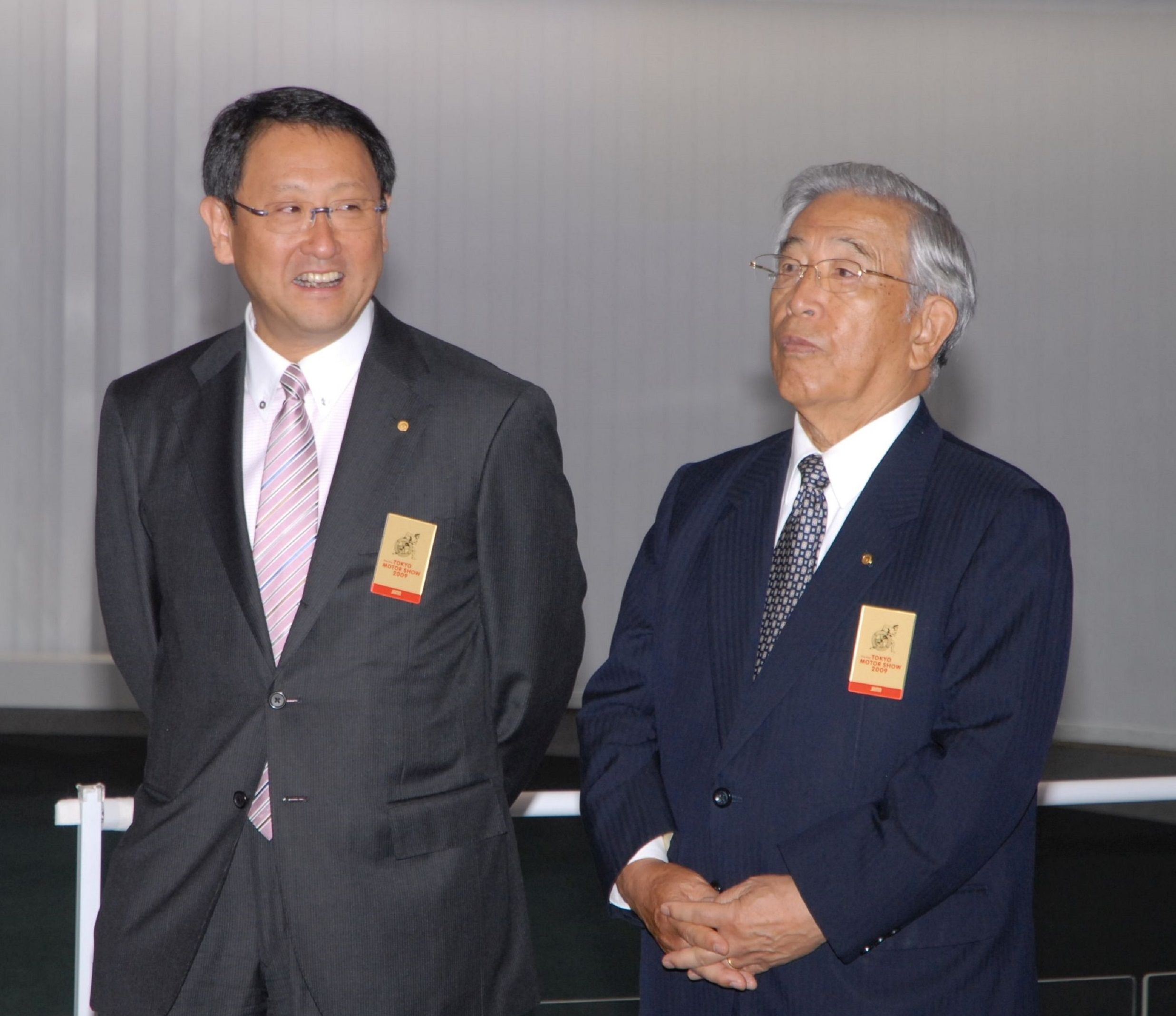 「東京モーターショー2009」の会場で、長男・章男氏（左）と並ぶ章一郎氏