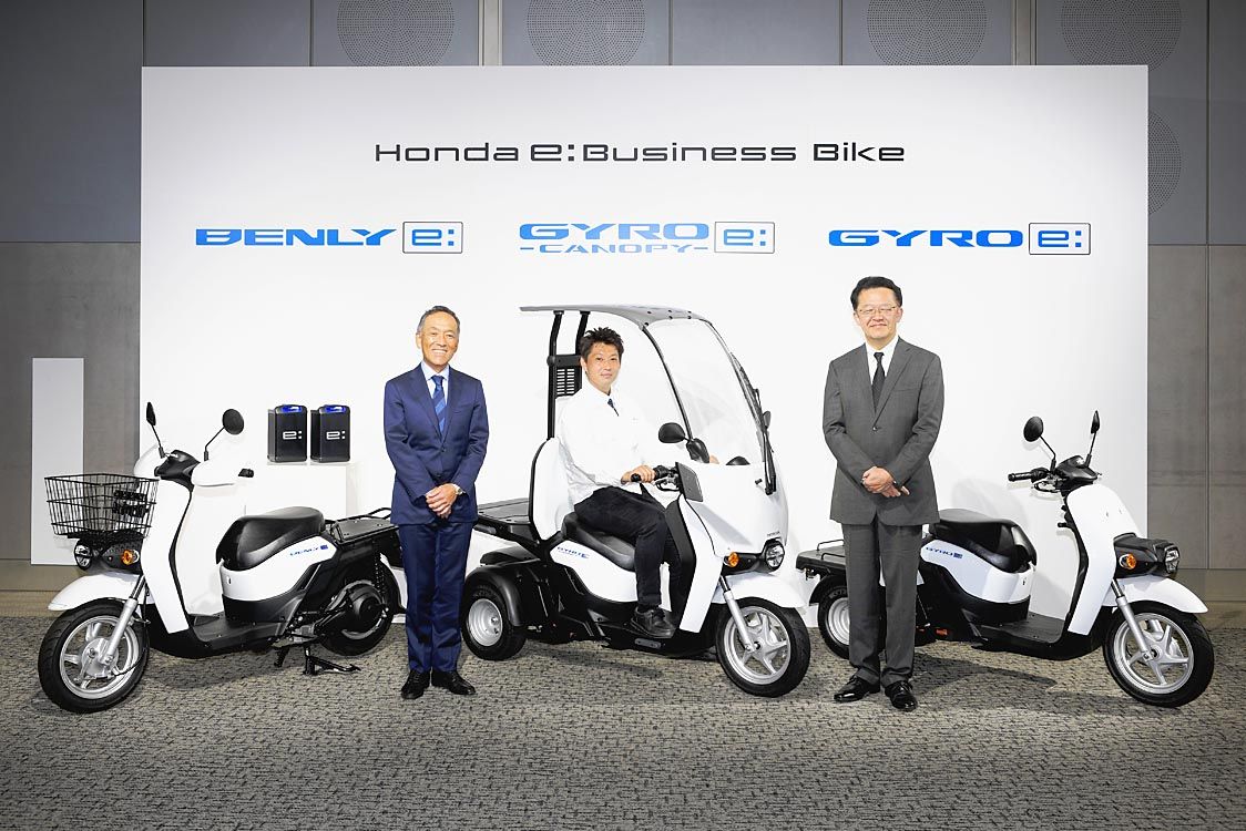 ジャイロキャノピーe:（中央）が加わったホンダe:ビジネスバイクシリーズ。左が室岡社長