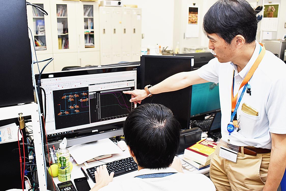 大手電機、半導体メーカーでの経験を生かして実践的な指導を展開する安田教授