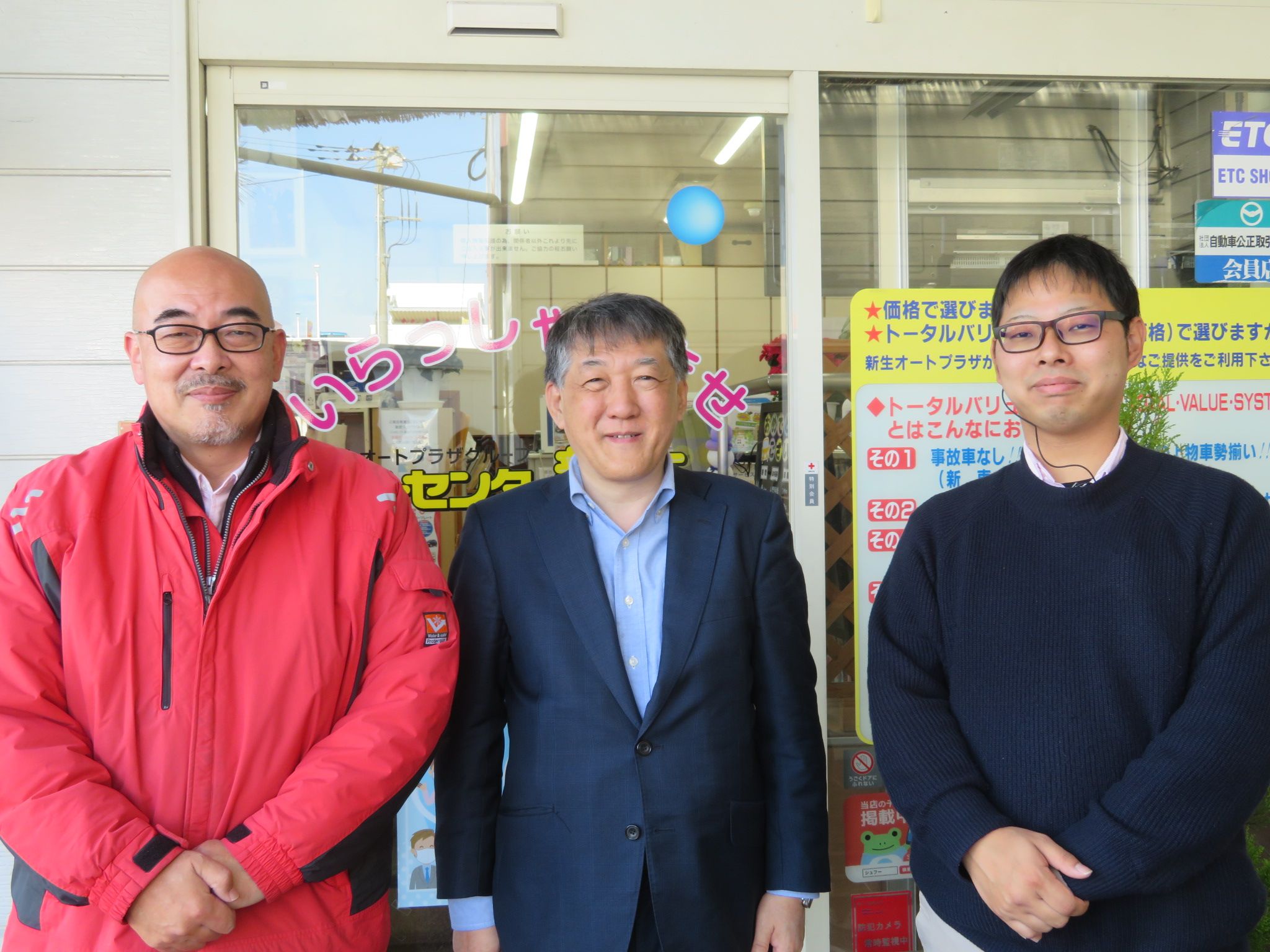 写真左から福田社長、VUJ樋口代表、津川店長