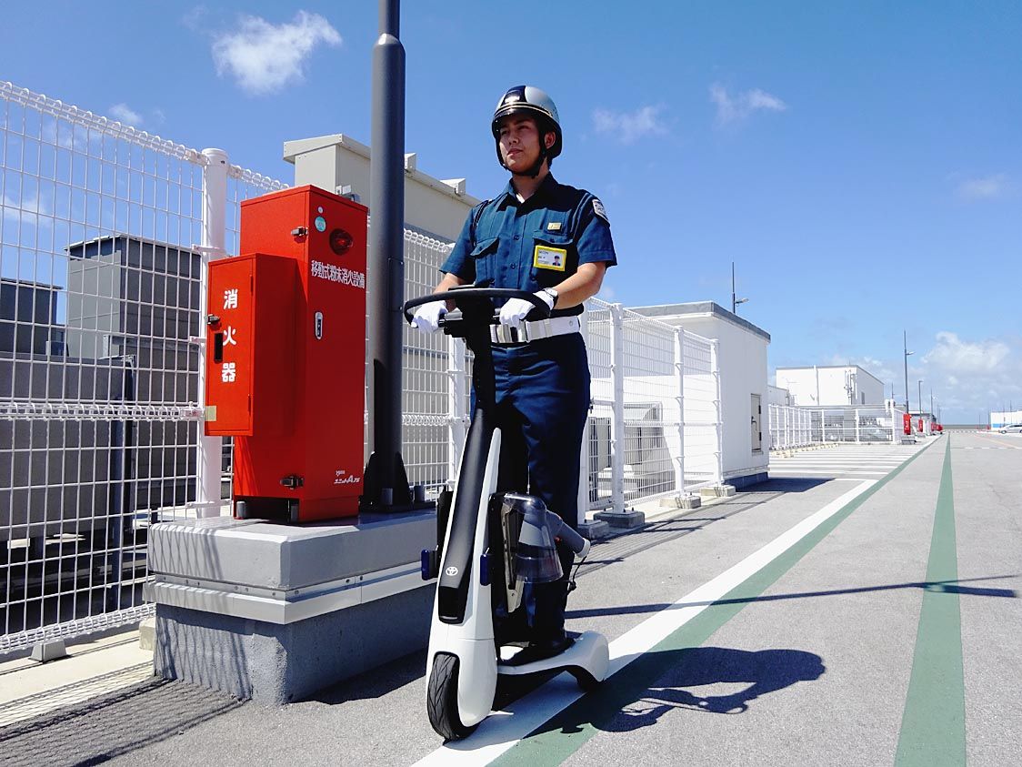 歩行領域ＥＶを活用して巡回する警備員