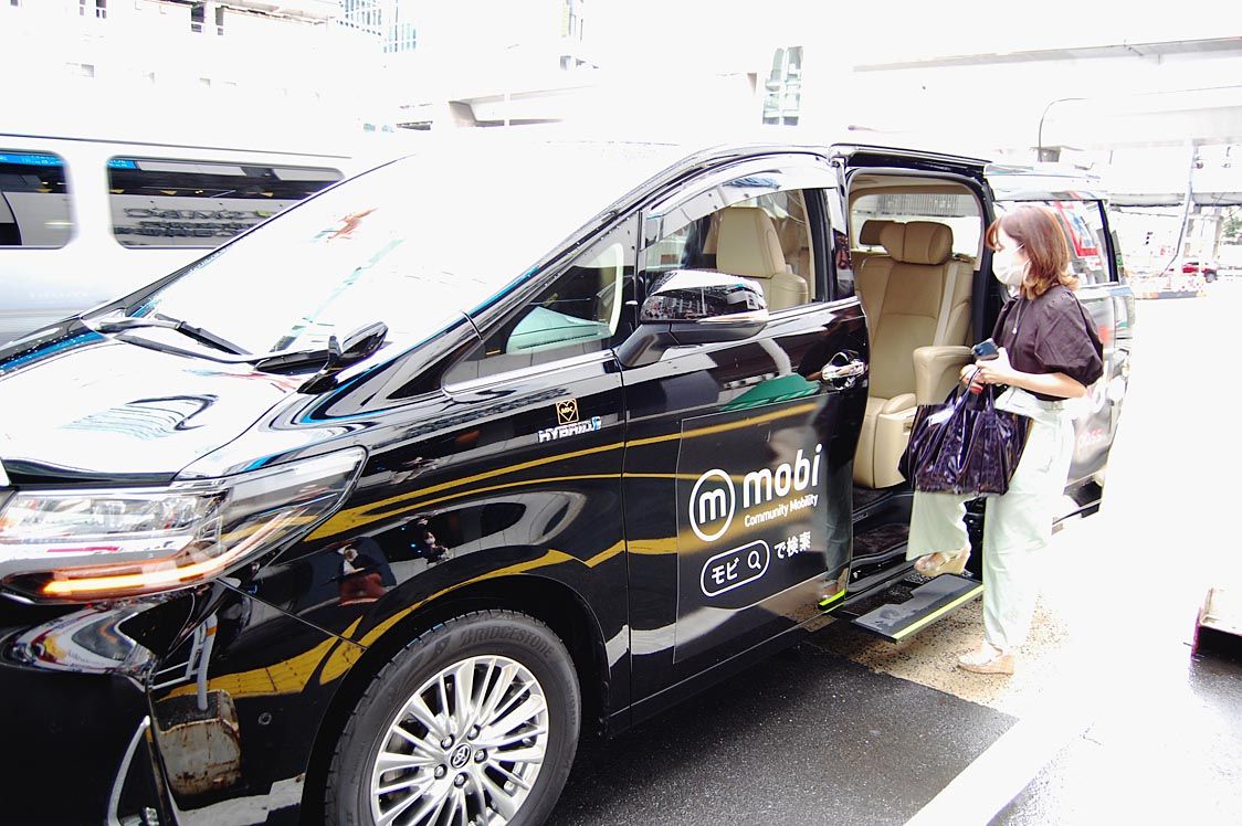 車両に乗り込む個人会員
