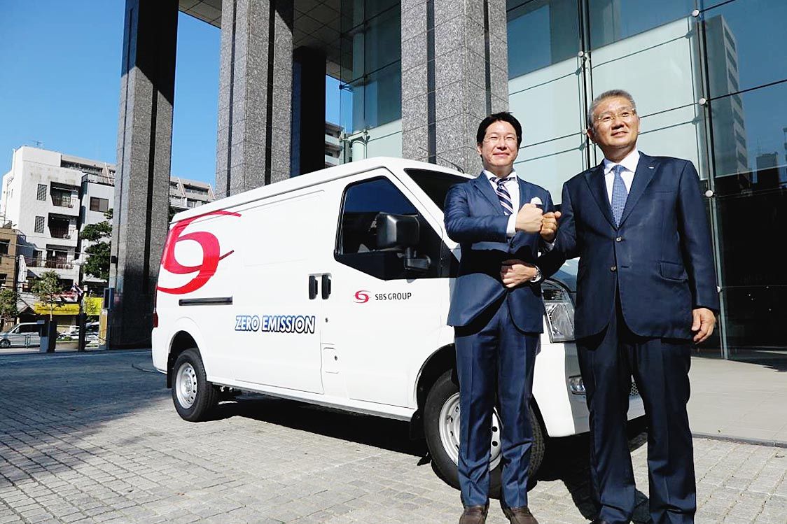 左からフォロフライ小間代表取締役、ＳＢＳホールディングス鎌田社長