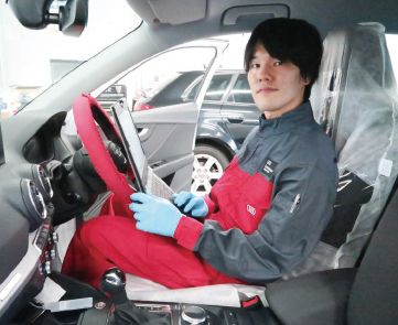 Audi幕張　サービス部　工場長テクニカルシニアマイスター久保田さん。趣味は仲間とのサーキット走行。