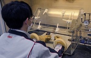 グローブボックス内でリチウムイオン電池を分解し構造検査する