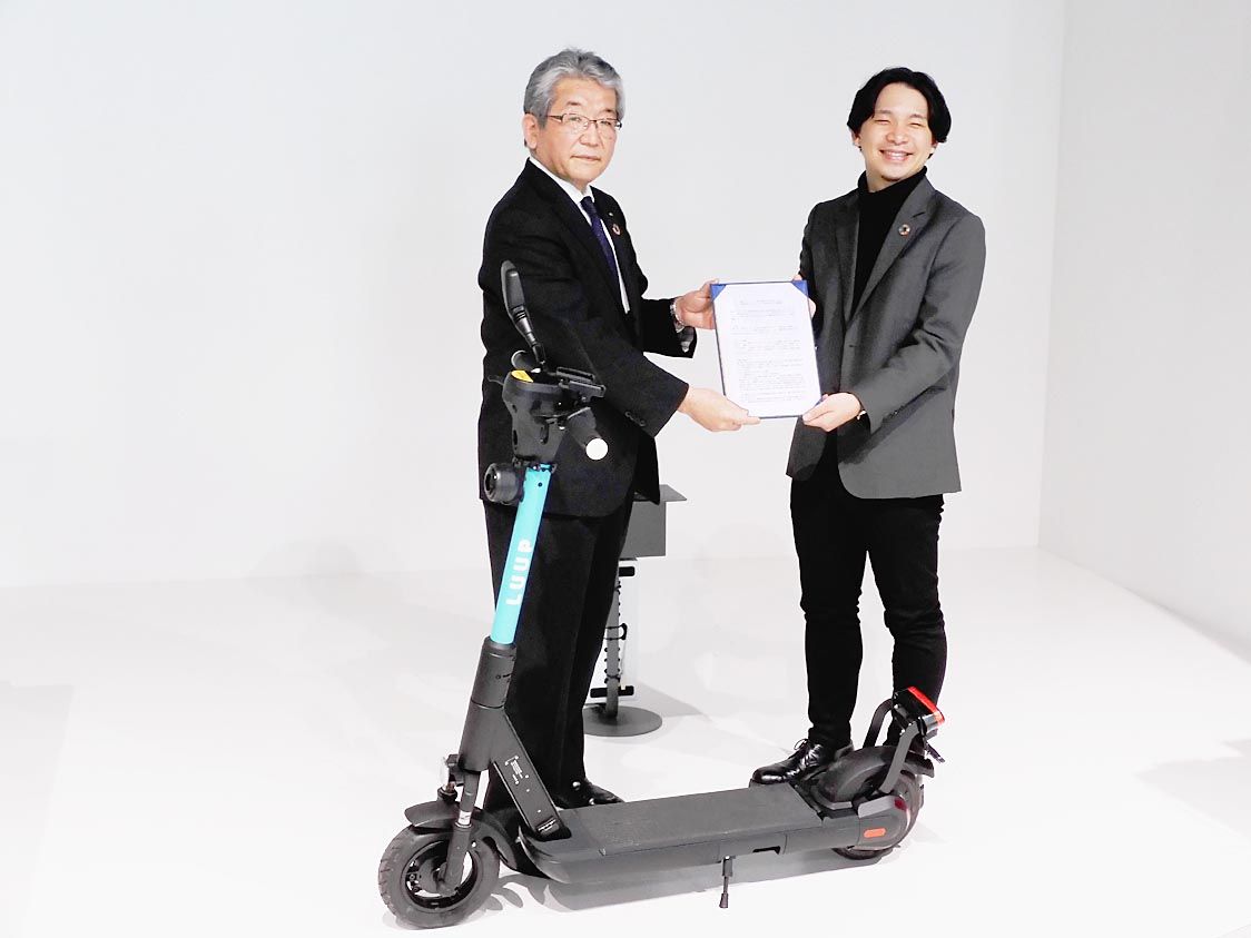 岡井社長（写真右）