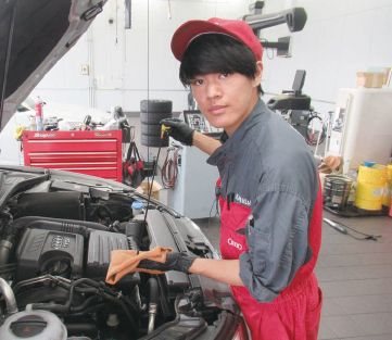Audi水戸・Audiつくば
テクニシャン
川﨑 光さん（かわさき・ひかる）
1997年6月生まれ。茨城県笠間市出身。
24歳。水戸自動車大学校2級自動車整備学科卒、2018年4月入社。趣味はオンラインゲームをすること。