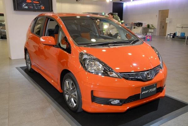 ホンダ、フィットRSでサンセットオレンジ復活 – 日刊自動車新聞