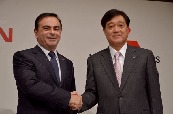 日産のゴーン社長(左)と三菱自の益子社長