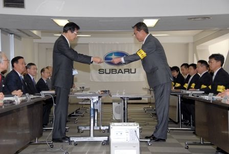 要求書を手渡す富士重労組の北川執行委員長(右)