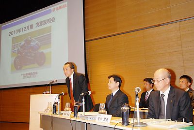 決算説明を行うヤマハ発動機首脳