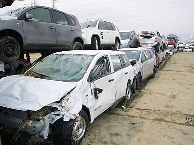 回収した車両が山積みに(日産サービスセンター)