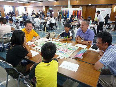 岩手では、同行した父兄ら73人も一緒になってクルマと環境について学んだ