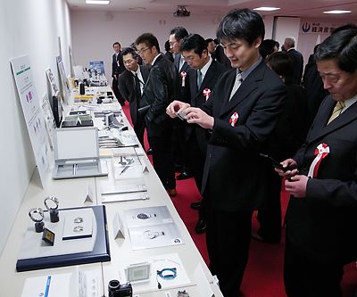 祝賀会場には受賞製品が展示された