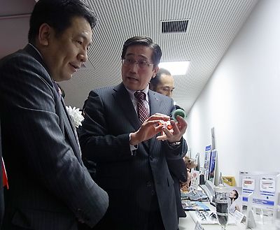 表彰式後の祝賀会場には受賞製品が展示され枝野経産相にも紹介された(15日・政策研究大学院大学で)