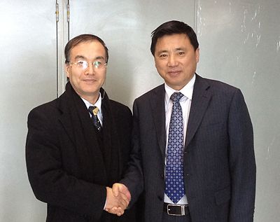 大連視察時、英貴自動車の山城専務(左)と大連荘河新興産業経済区管理委の干成福主任