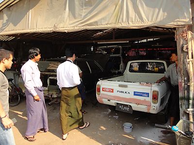 ミャンマーの整備工場