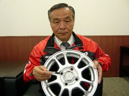 ホイールナットの締めすぎを説明する濱取締役