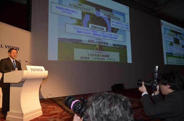 グローバルビジョンを発表する豊田章男社長