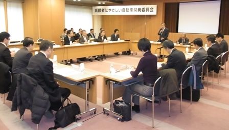 2人乗りEV 最高速度60km/h程度 航続距離=30km以上 高さ=1.5~1.6m 全長=2.3~2.8m 全幅=1~1.4m