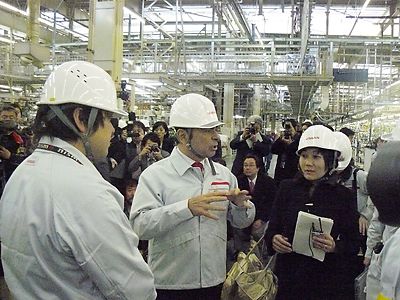 恒久対策の進捗状況について報告を受けるゴーン社長