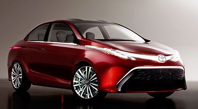 トヨタ●(「立」の下に「木」)セダン