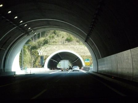 路線ではトンネル部が連続する箇所もある