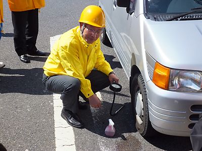中倉会長自ら空気圧をチェックしてタイヤ点検を啓発