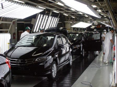 「シティ」の完成検査ライン。床も設備もピカピカだ