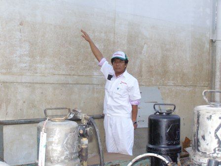 身長をはるかにうわ丸冠水ラインを示すホンダ・オートモービル・タイランドの井上義男・製造管理コーディーネーター