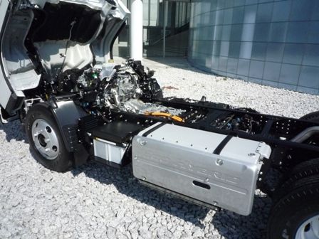 リチウムイオン電池やインバーターなどは車体左側へコンパクトに搭載