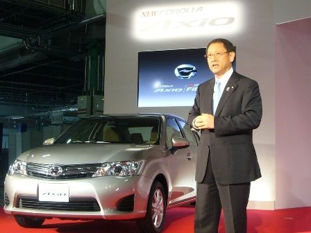 新型カローラのプレゼンを行う豊田社長