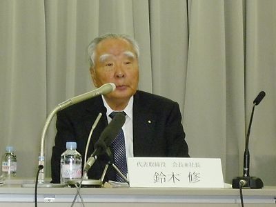 会見する鈴木会長兼社長