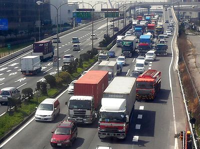 路面への負荷が大きい大型車に課金制の導入を検討する