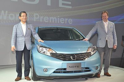 新モデルの前に立つ志賀COO(左)とアンディ・パーマー副社長