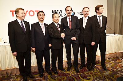 BMW、PSAからDEや商用車を調達する(画像はBMWとの共同会見)