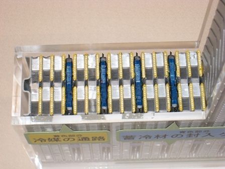 エコクールではエバポレーターに封入した蓄冷材に直接、風を当てない工夫で放冷時間を長くする