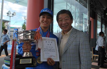 優勝した原田侑さんと髙橋社長