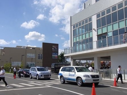 車両に水素を充填する作業光景はガソリンの給油と同様