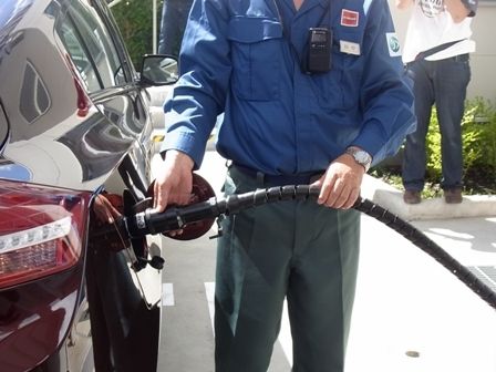 ディスペンサーから伸びたノズルを車両にゼツ属して水素を充填する