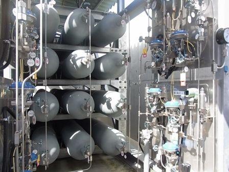 壁に囲まれた中の蓄圧器でFCVに充填するための水素が準備される