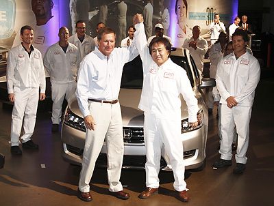 新型アコードの生産開始を祝うHAMの岩田社長(中央右)