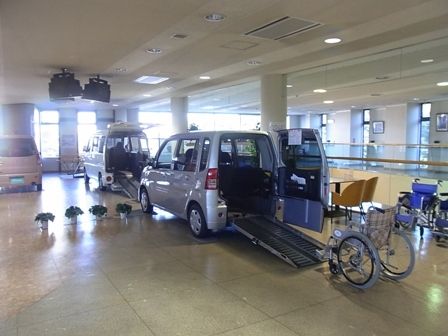 ゆったりとした空間に車両が置かれたバリアウリーラウンジ多摩