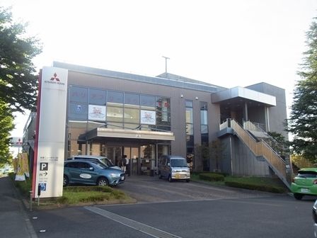 バリアフリーラウンジ多摩は関東三菱多摩ニュータウン店2階に設置されている