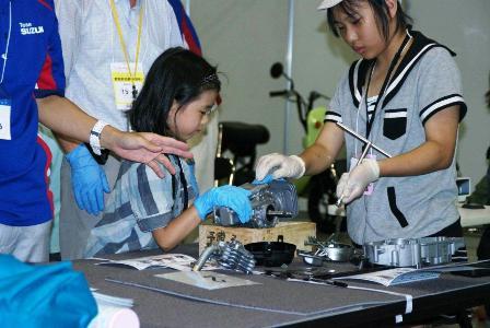 スズキのエンジン分解・組立教室。子供そっちのけで親が夢中になるケースも