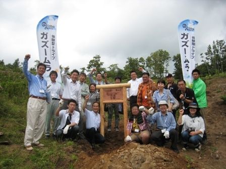 今回新設した寄贈者名が書かれた看板を前に参加者全員で記念撮影