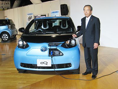 市販予定の電気自動車「eQ」の前に立つ内山田副会長